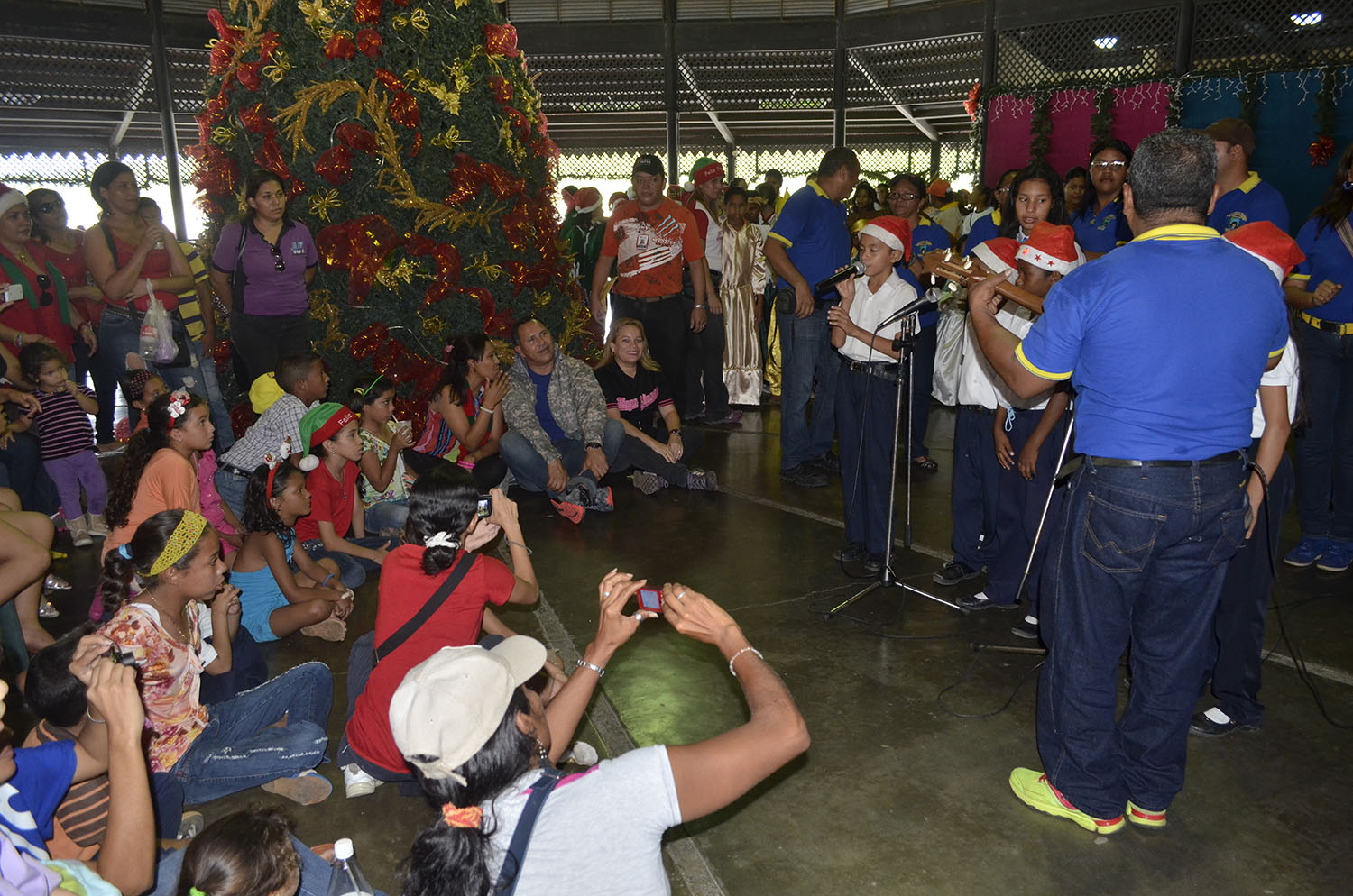 Alumnos y maestros dedicaron parrandones navideños al alcalde Sergio Hernández.